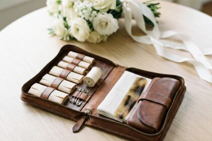 Trousse de secours et accessoires préparés pour un mariage